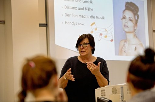 Hannelore Bostick: Trainerin, Beraterin, Buchautorin, Coach – und Kopf  von seminarpartner, ein Zusammenschluss  freiberuflicher Trainer mit Sitz bei Ludwigsburg.